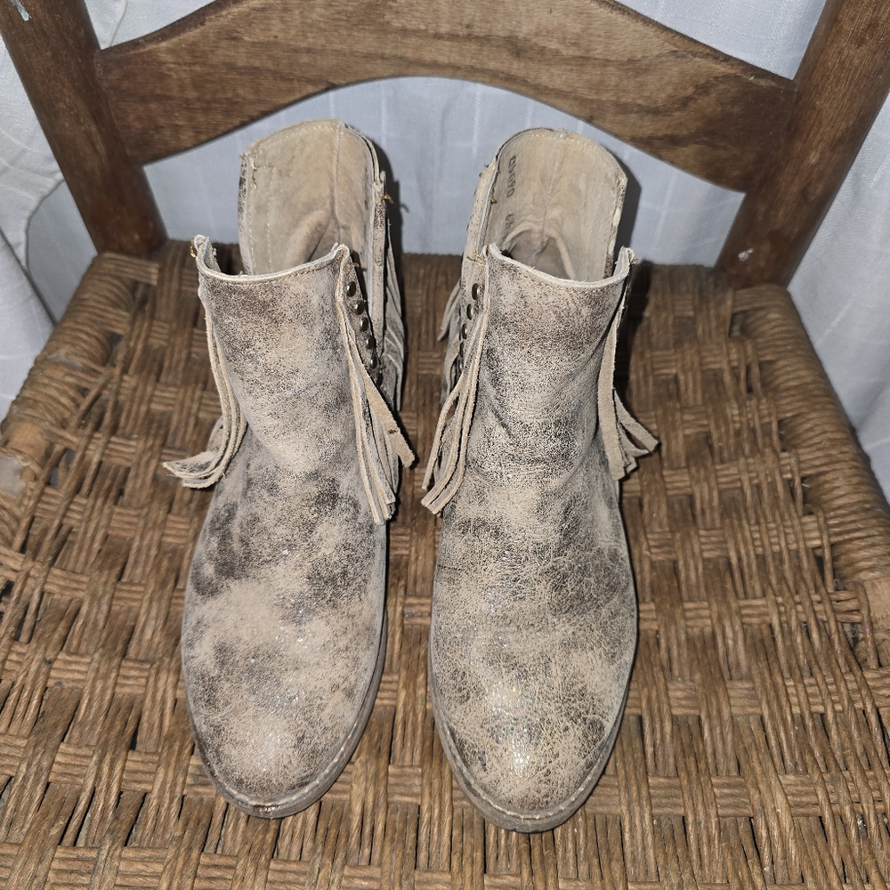 Gorgeous Womens Circle G Distressed Leather fringe Boots 6.5‎